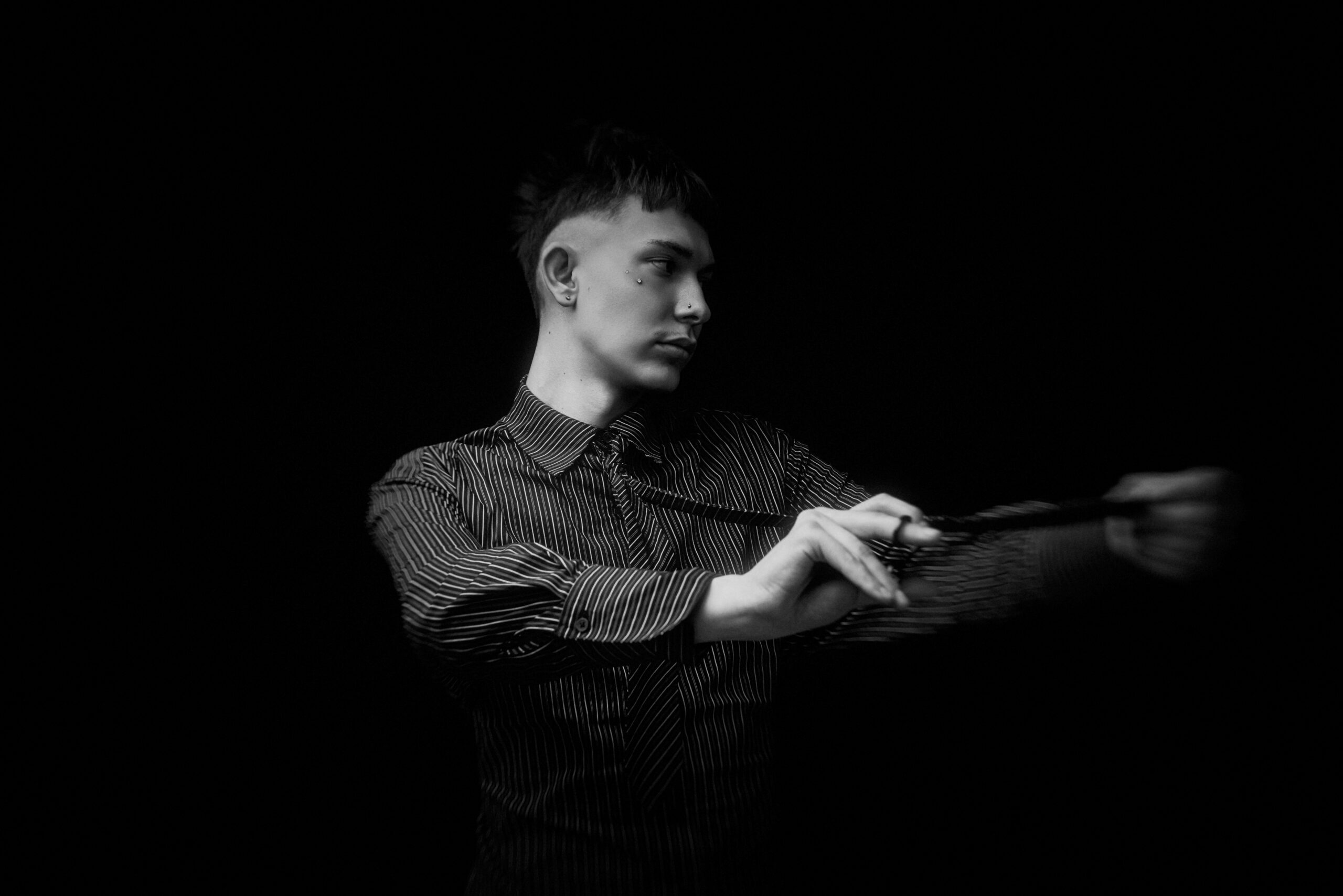 Igor Jagodziak w teatralnym czarno-białym portrecie z efektem ruchu