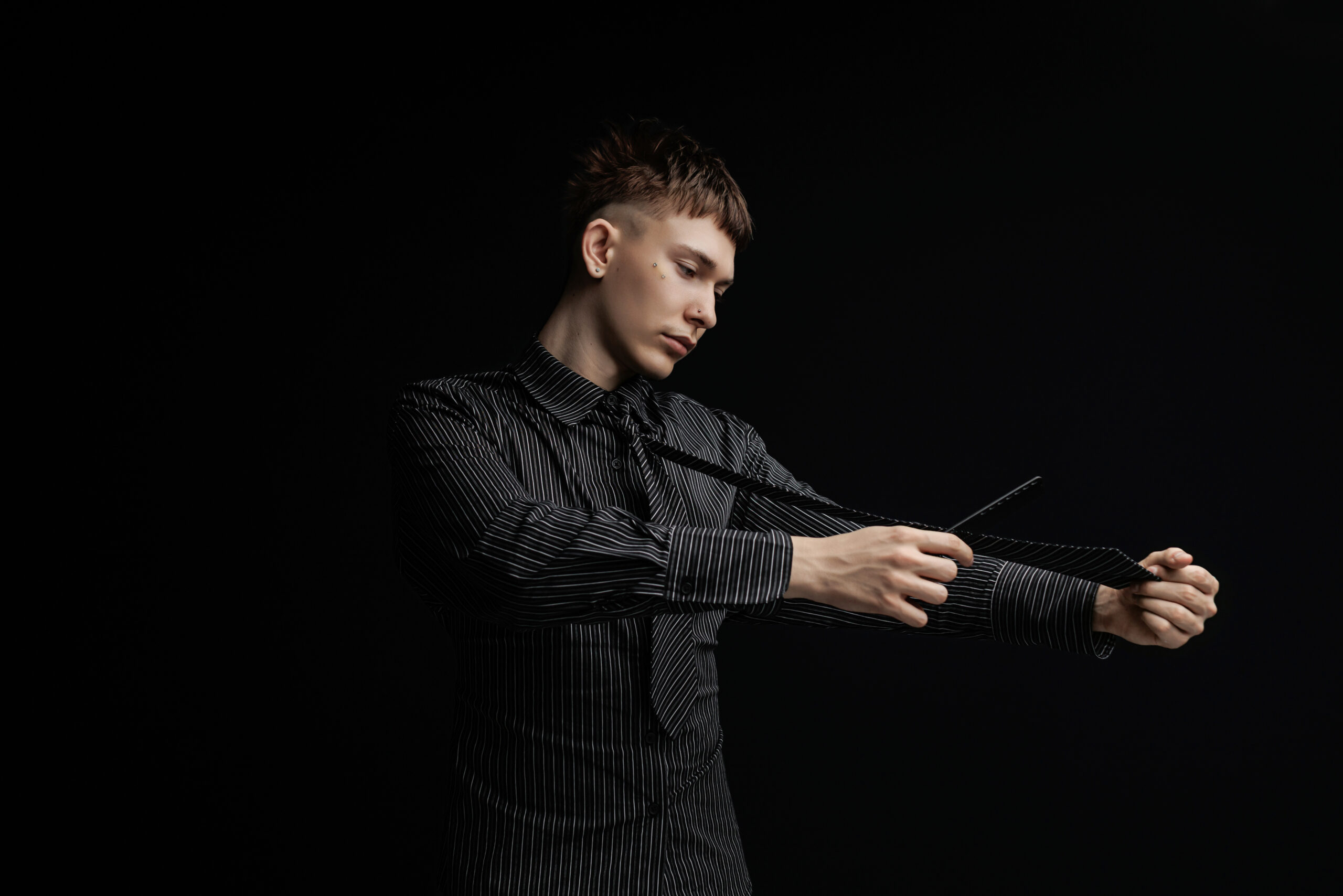 Igor Jagodziak podczas kreatywnej sesji wizerunkowej dla Pracowni Fryzjerskiej Monika Duda