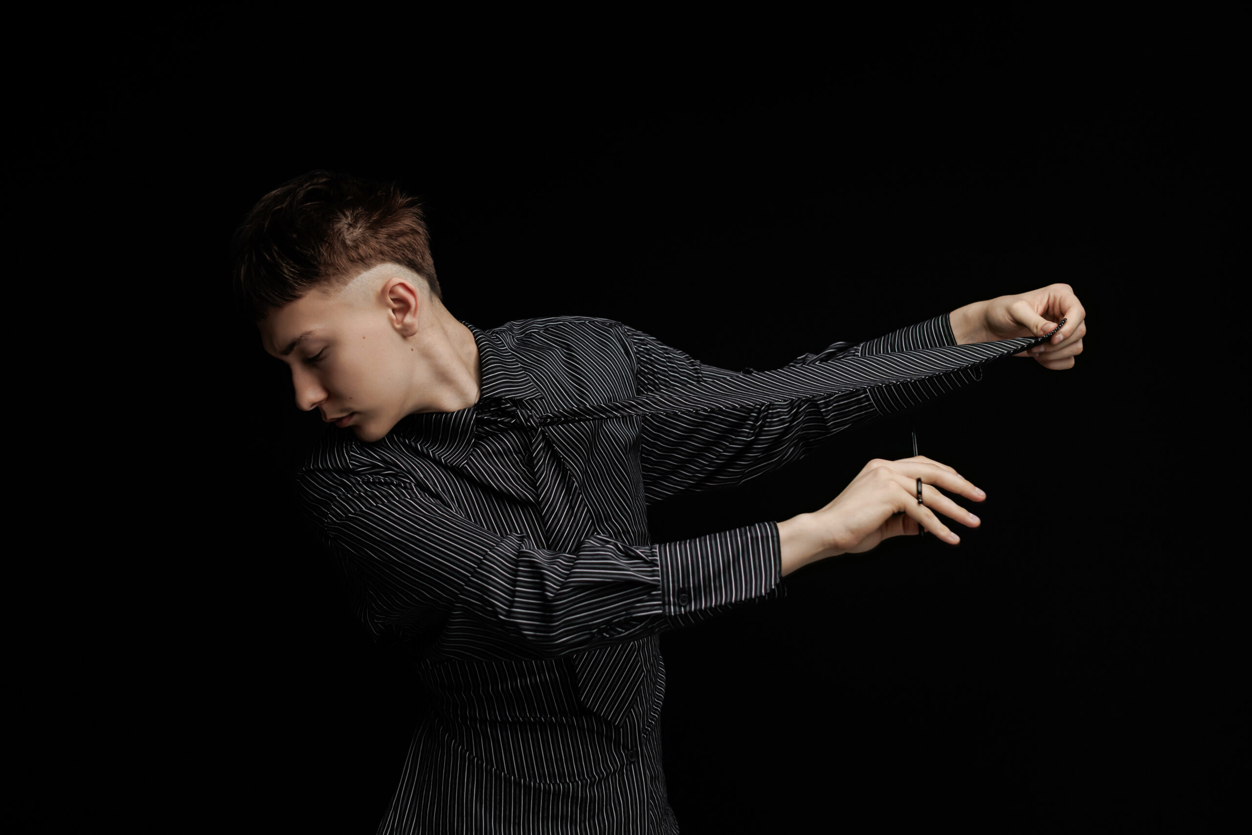 Dynamiczny portret Igora Jagodziaka podczas sesji dla Pracowni Fryzjerskiej Monika Duda