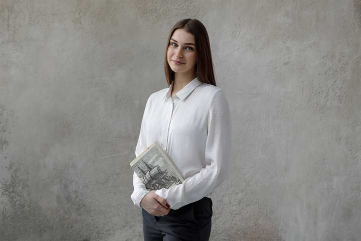 Młoda kobieta z książką podczas sesji Witaj Szkoło w Koszalinie
