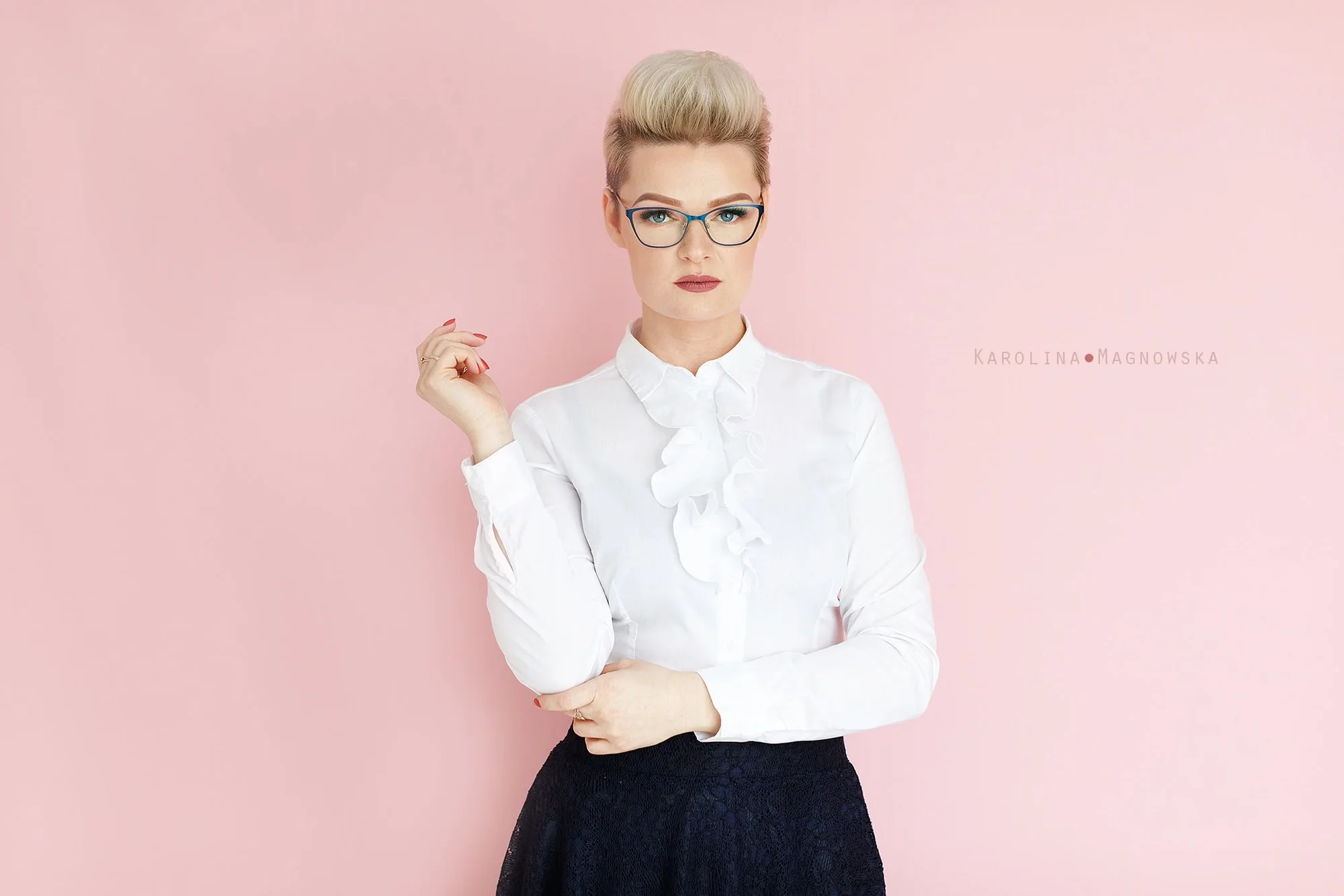 Profesjonalna sesja wizerunkowa kobiety w studio fotograficznym w Koszalinie