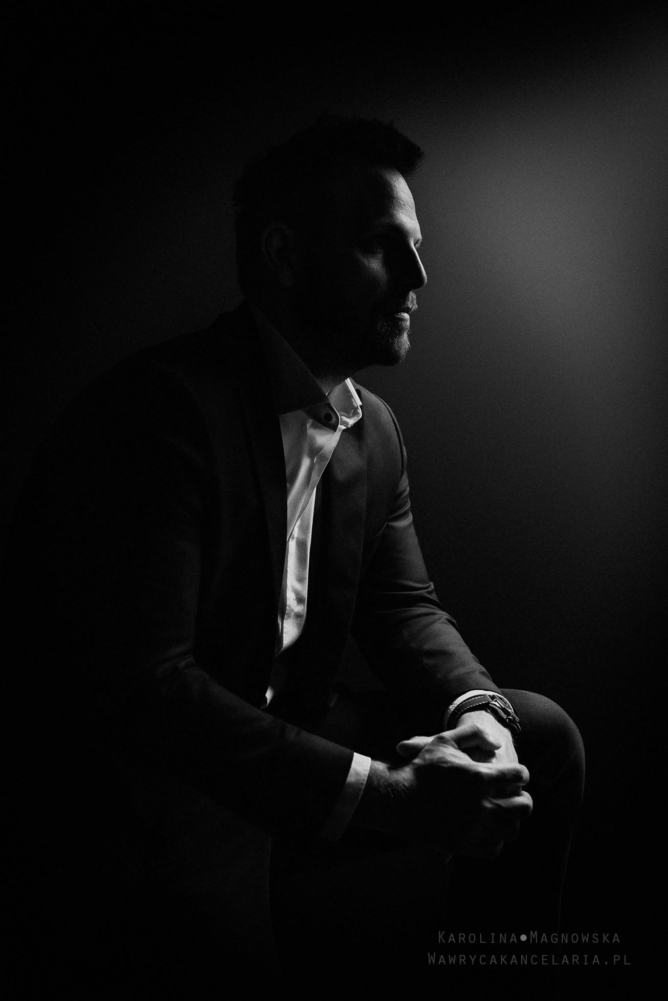 Nastrojowy portret Michała Wawrycy ze światłem od tyłu